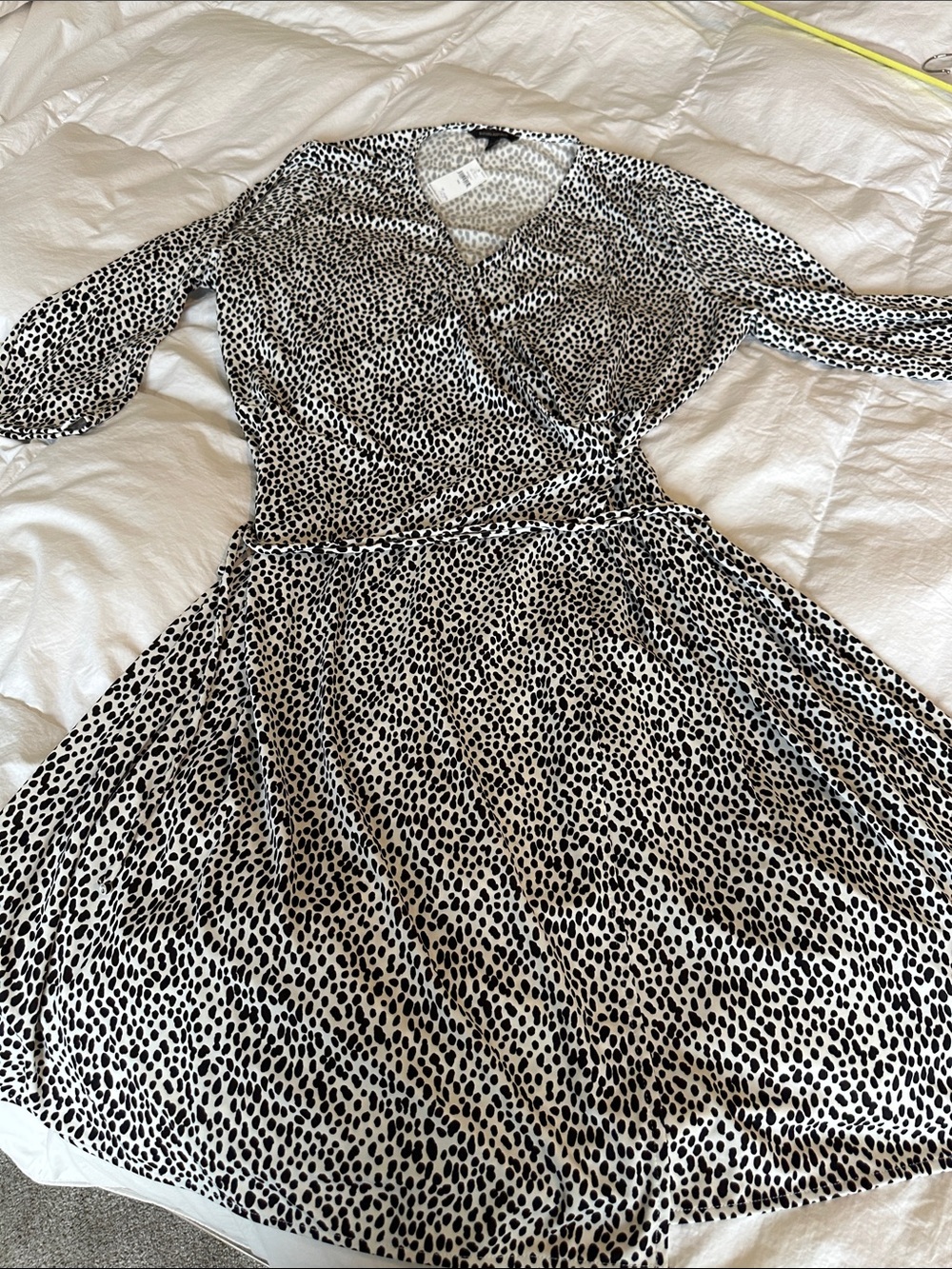 NWT Banana Republic Black and White Animal Print Wrap Dress - Picture 4 of 6